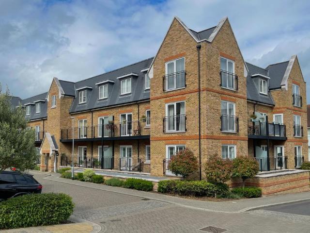 2 bedroom ground flat for sale