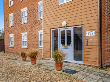 2 bedroom ground flat for sale