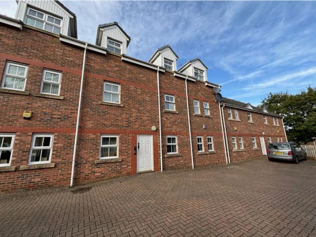 2 bedroom ground flat for sale
