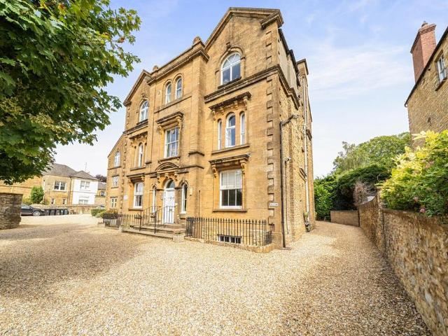 2 bedroom ground flat for sale