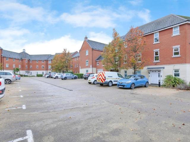 2 bedroom ground flat for sale