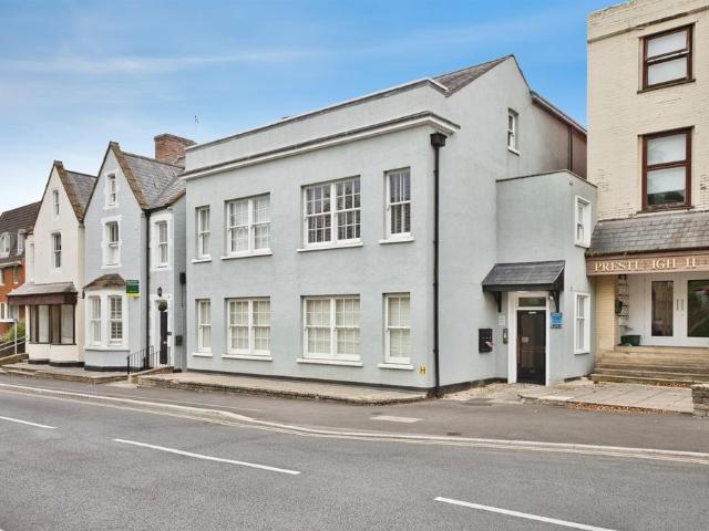 2 bedroom ground flat for sale