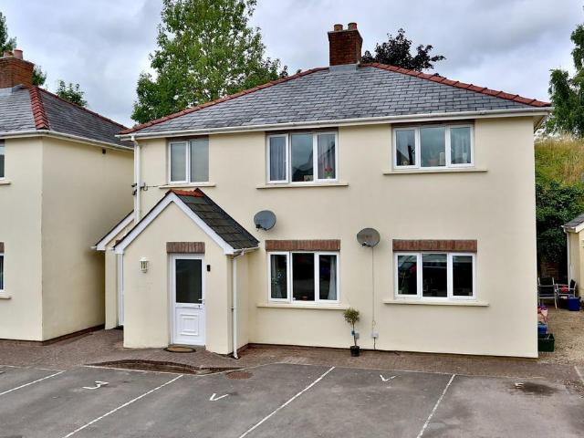 2 bedroom ground flat for sale