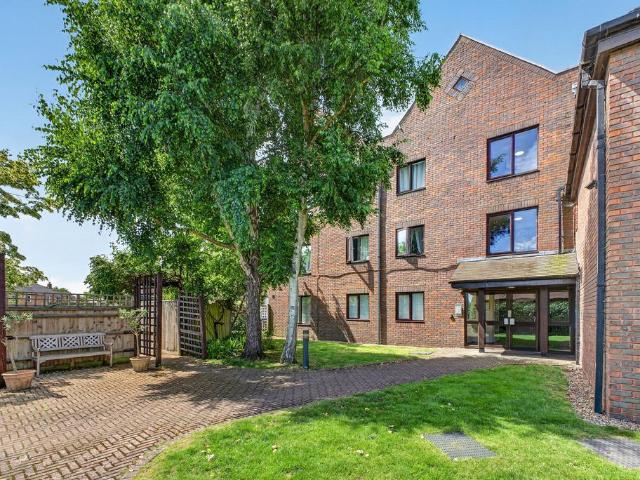2 bedroom ground flat for sale