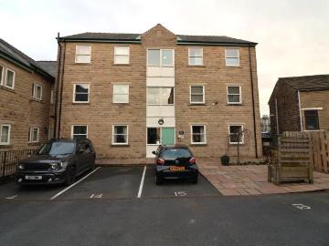 Glossop, Midlands - Equipped kitchen, Parking