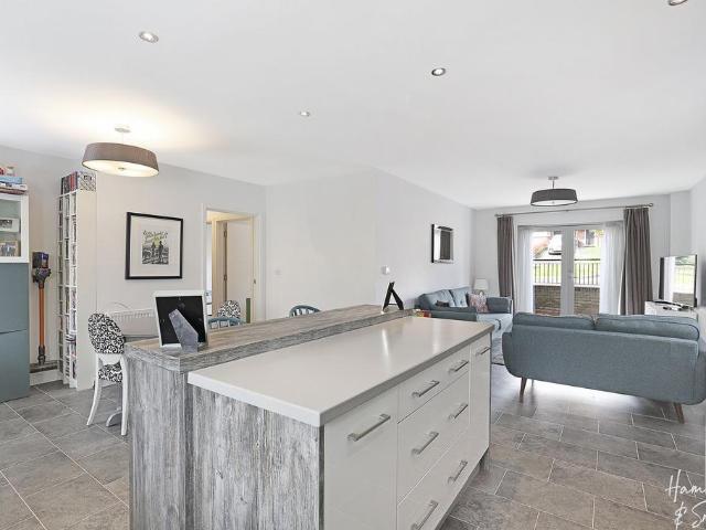 2 bedroom ground flat for sale