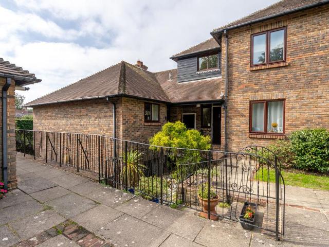 2 bedroom ground flat for sale