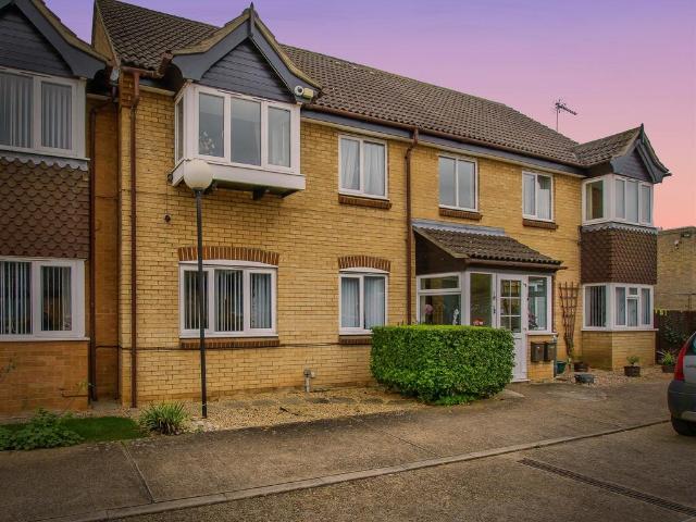 2 bedroom ground flat for sale
