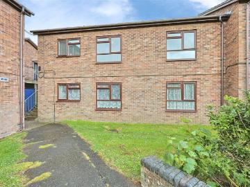 2 bedroom ground flat for sale