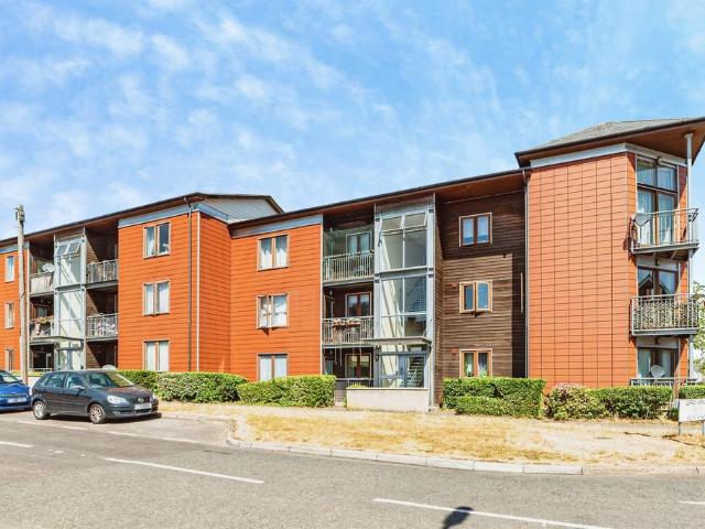2 bedroom ground flat for sale