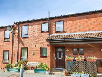 2 bedroom ground flat for sale