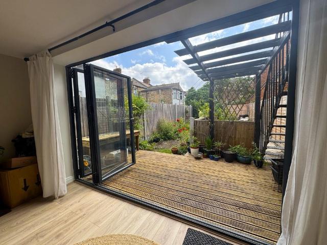 2 bedroom ground flat for sale