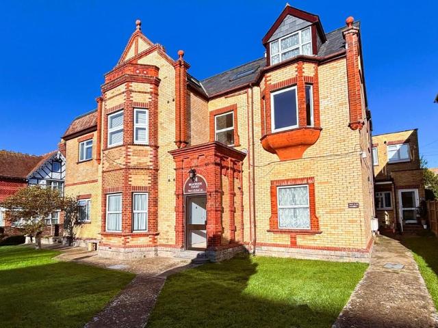 2 bedroom ground flat for sale
