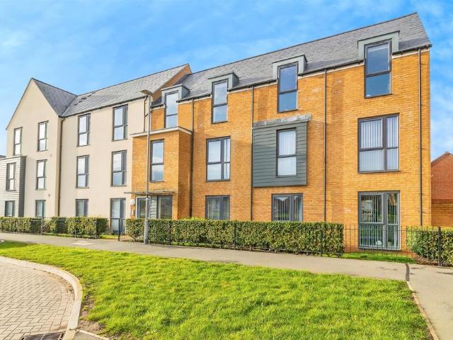 2 bedroom ground flat for sale
