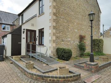 2 bedroom ground flat for sale