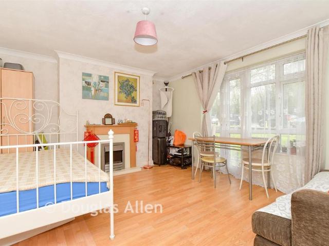 2 bedroom ground flat for sale