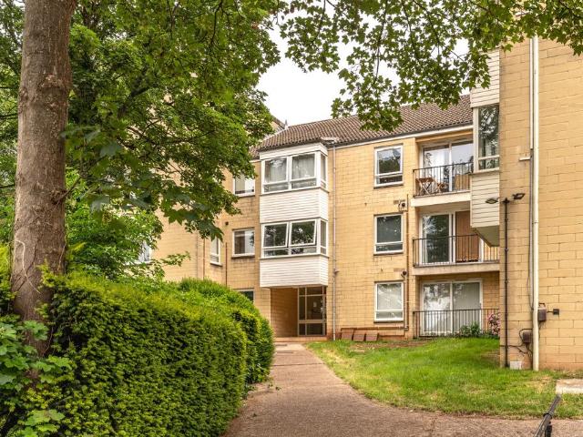 2 bedroom ground flat for sale