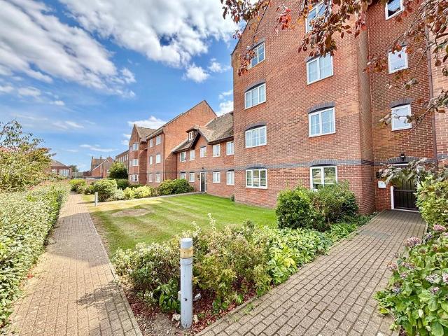 2 bedroom ground flat for sale