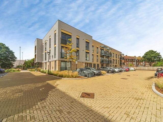 2 bedroom ground flat for sale