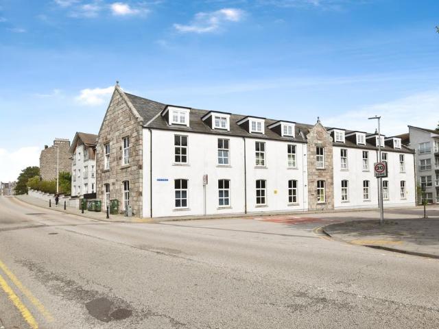 2 bedroom ground flat for sale