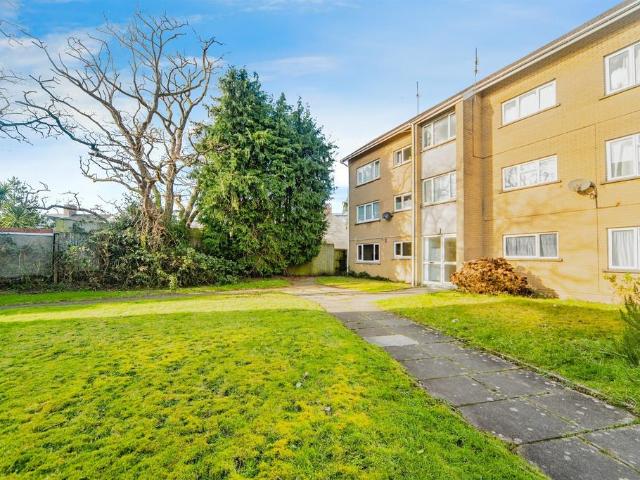 2 bedroom ground flat for sale