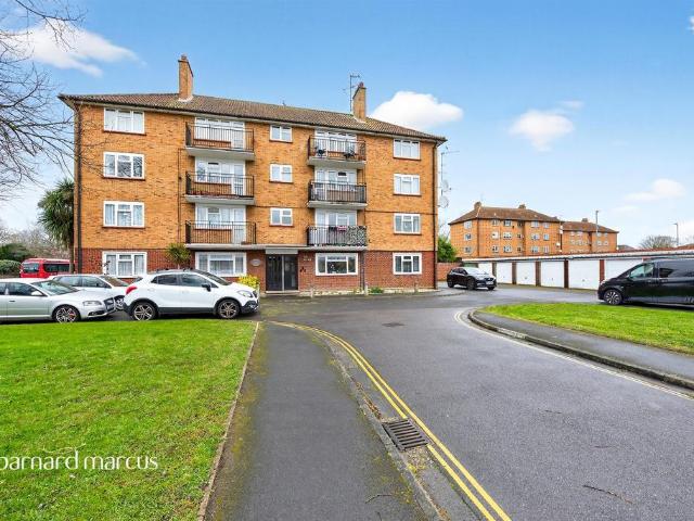 2 bedroom ground flat for sale