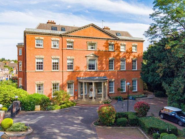 2 bedroom ground flat for sale