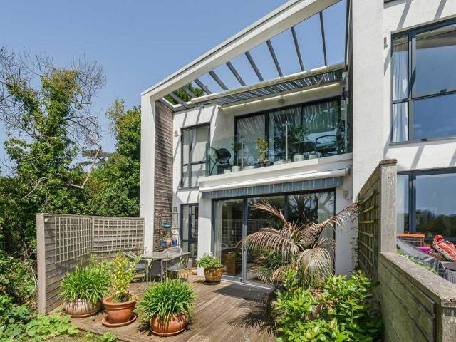 2 bedroom ground flat for sale