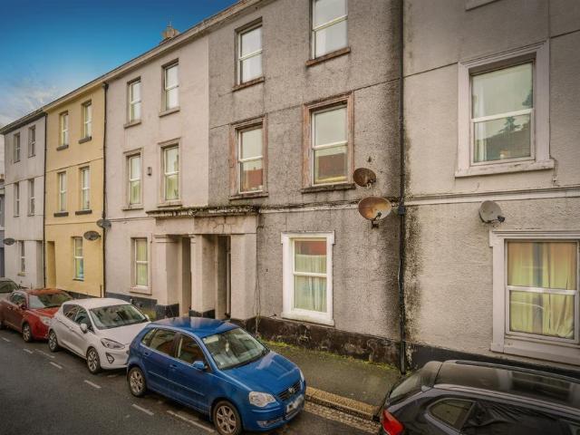2 bedroom ground flat for sale