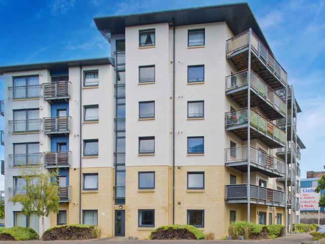 2 bedroom ground flat for sale