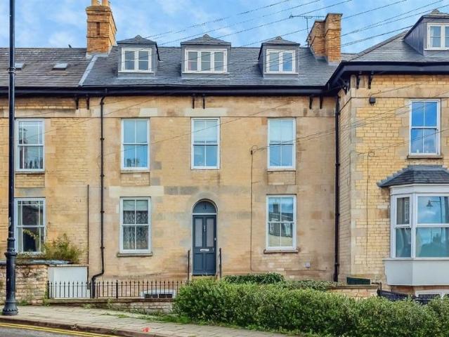 2 bedroom ground flat for sale