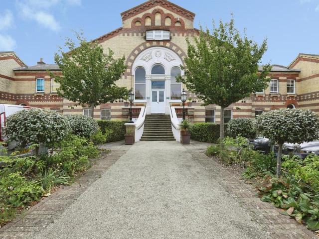 2 bedroom ground flat for sale