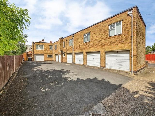 2 bedroom ground flat for sale
