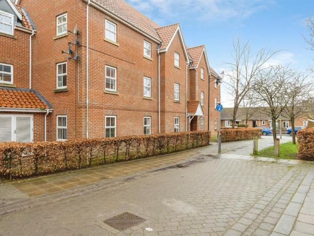 2 bedroom ground flat for sale