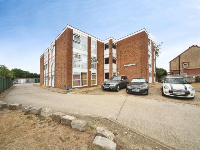 2 bedroom ground flat for sale