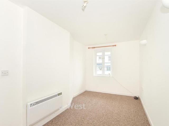 2 bedroom ground flat for sale