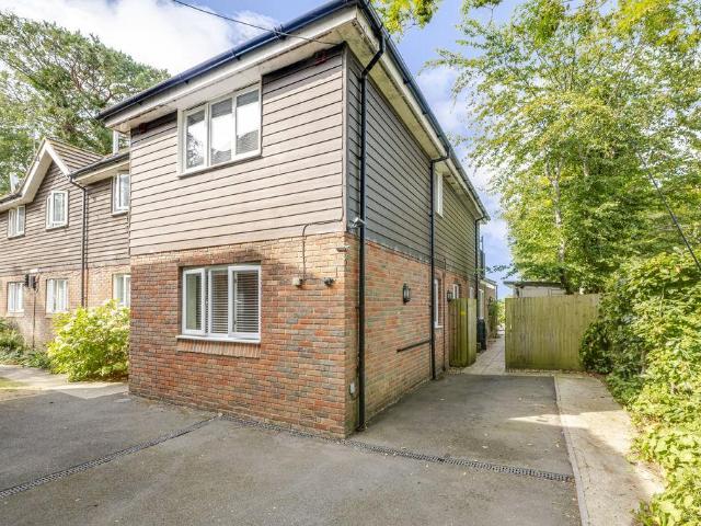 2 bedroom ground flat for sale