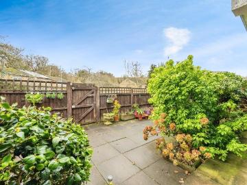 2 bedroom ground flat for sale