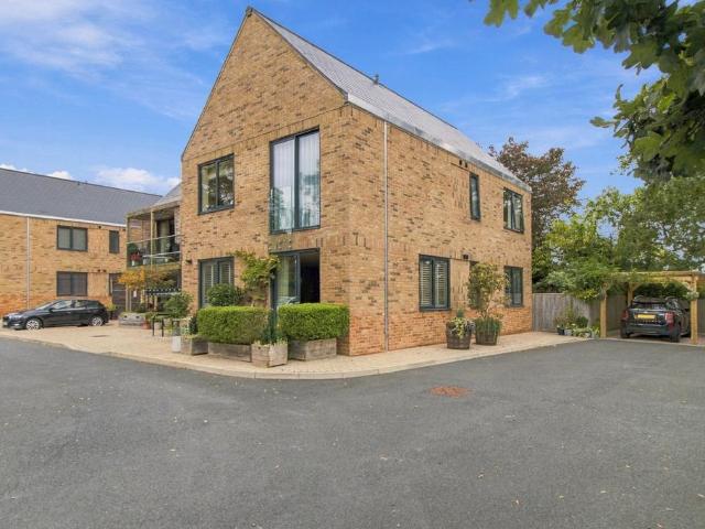 2 bedroom ground flat for sale