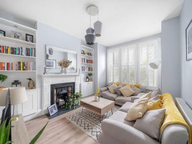 2 bedroom ground flat for sale
