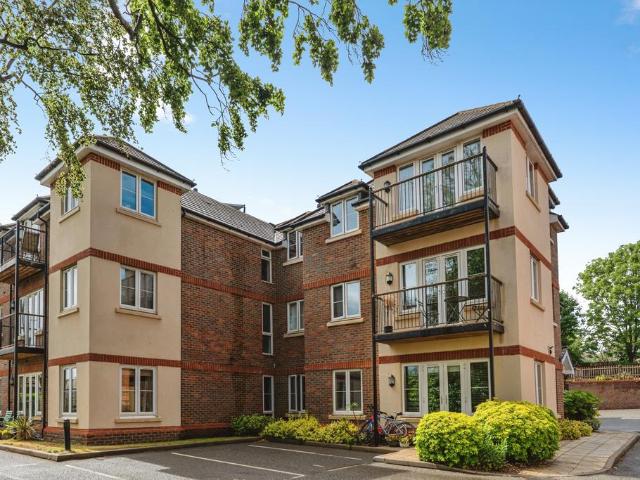 2 bedroom ground flat for sale