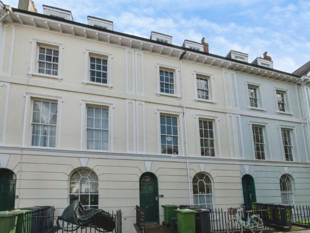 2 bedroom ground flat for sale