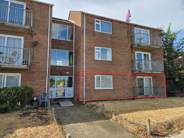 2 bedroom ground flat for sale