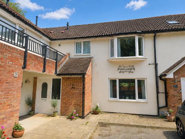 2 bedroom ground flat for sale