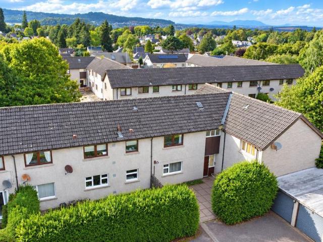 2 bedroom ground flat for sale