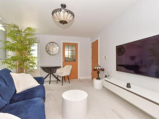 2 bedroom ground flat for sale