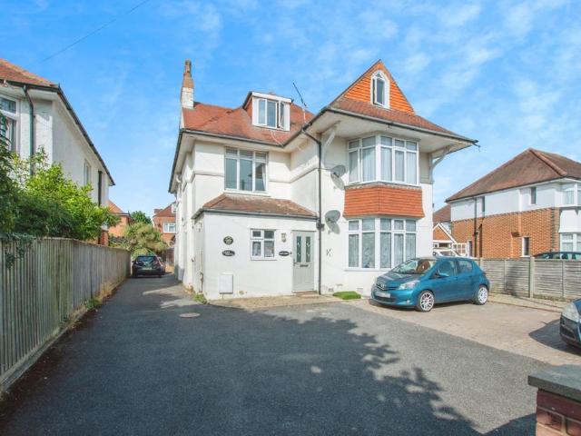 2 bedroom ground flat for sale