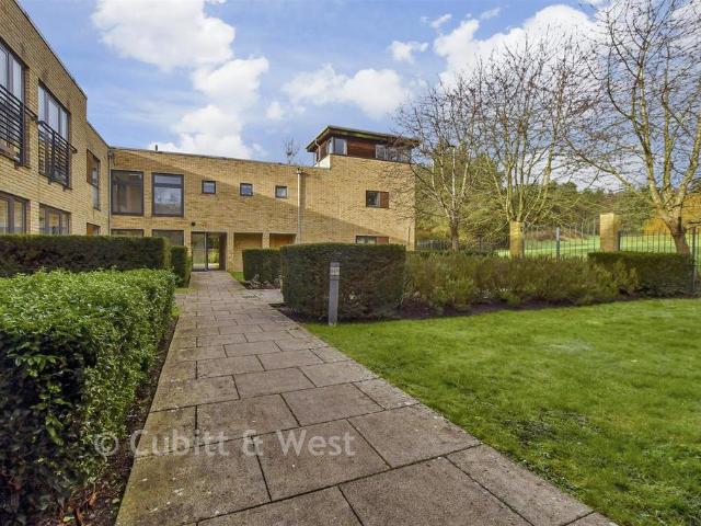 2 bedroom ground flat for sale