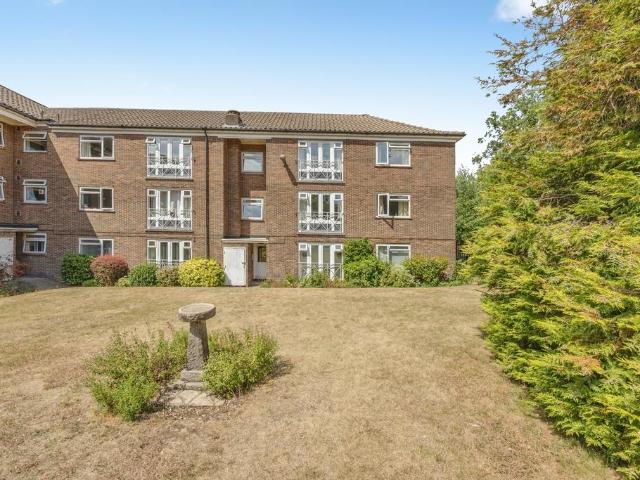 2 bedroom ground flat for sale