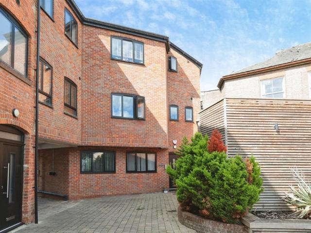2 bedroom ground flat for sale